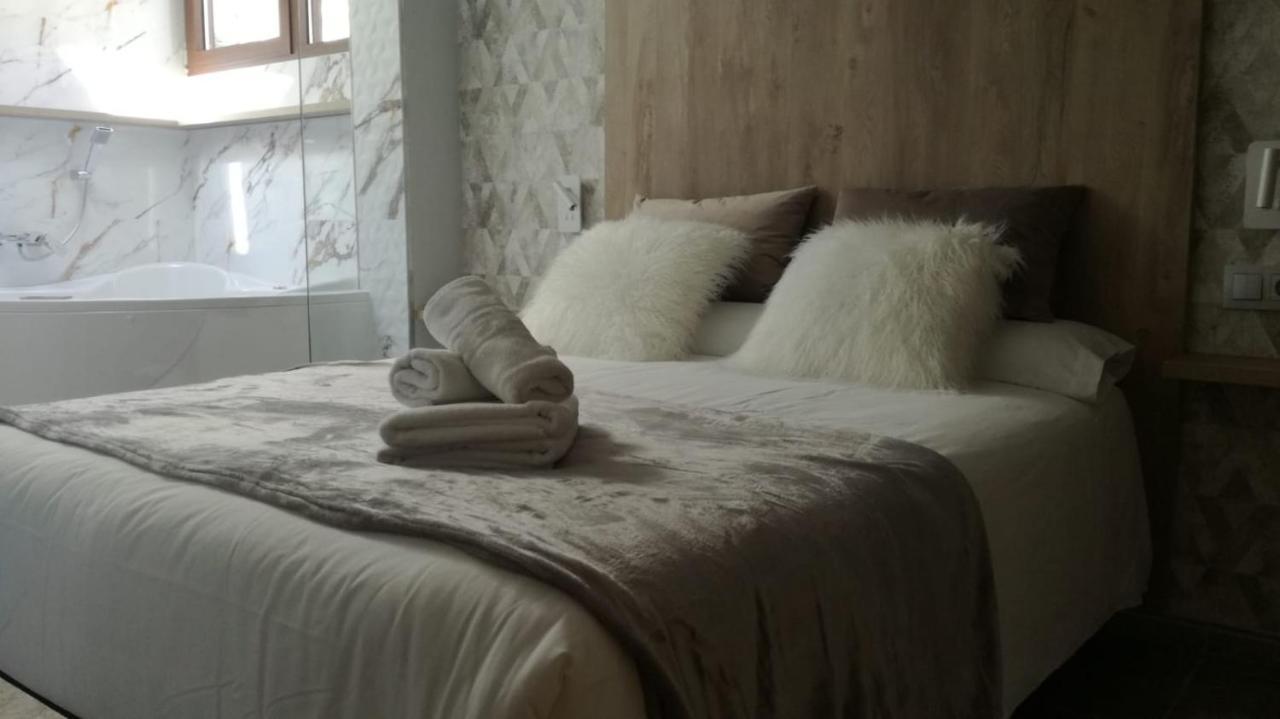 Apartamentos Los Robles 阿尔卡拉德尔胡卡尔 外观 照片