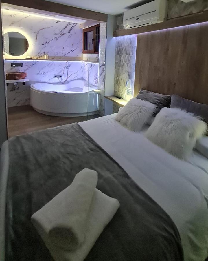 Apartamentos Los Robles 阿尔卡拉德尔胡卡尔 外观 照片